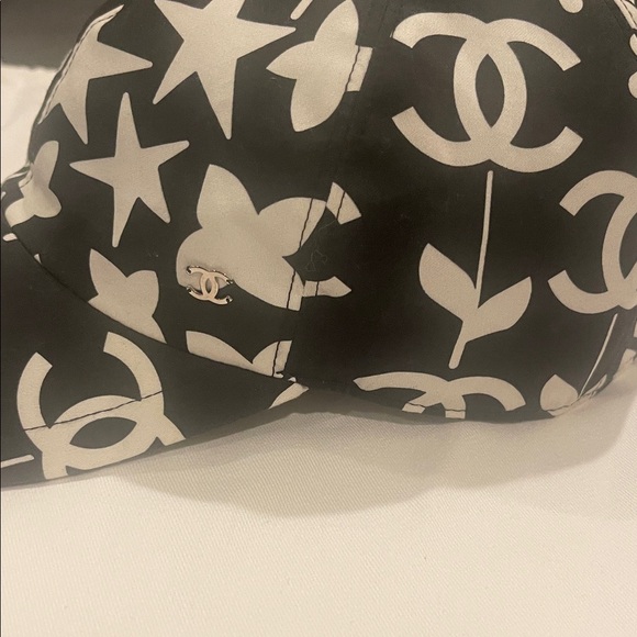 CHANEL 22P Black Baseball Cap with White Logo & Motif Print. - Picture 2 of 12